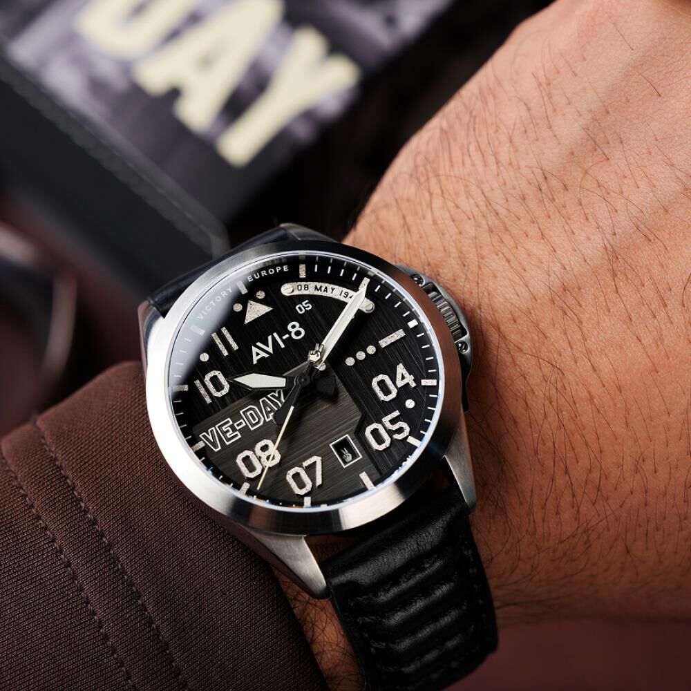 P-51 MUSTANG PATRIOT AUTOMATIC VE-DAY 80TH LIMITED EDITION AV-4082-03 (Seiko NH35 Mekanizmalı) Erkek Kol Saati